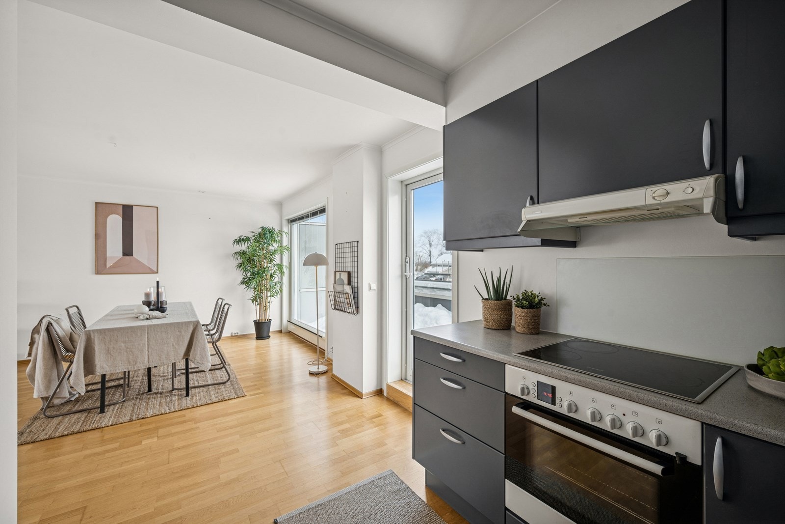 Kjøkken og spisestue i åpen løsning. Galleribilde