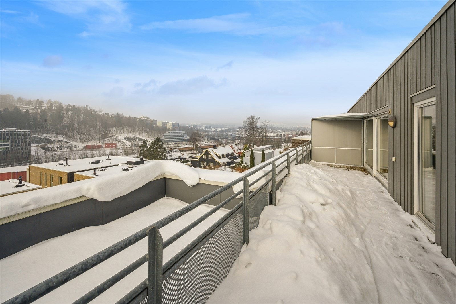 Terrasse med overbygg slik at dør kan holdes åpen selv i regnvær. Galleribilde