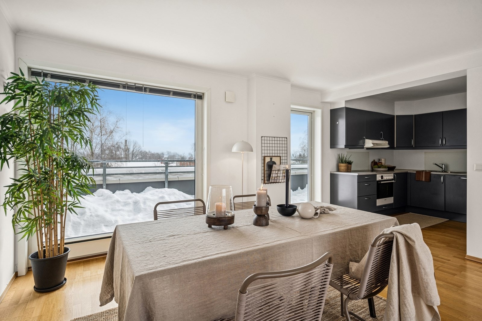 Spisestue med god plass til å samle venner og familie til hyggelige stunder. Direkte utgang til stor terrasse hvor man nyter morgen-/formiddagssolen. Galleribilde