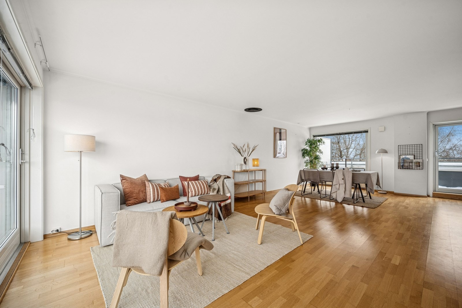 Det er montert opplegg for stålpipe i himling på stuen. Dette gir mulighet for peisovn forutsatt godkjenning. Galleribilde