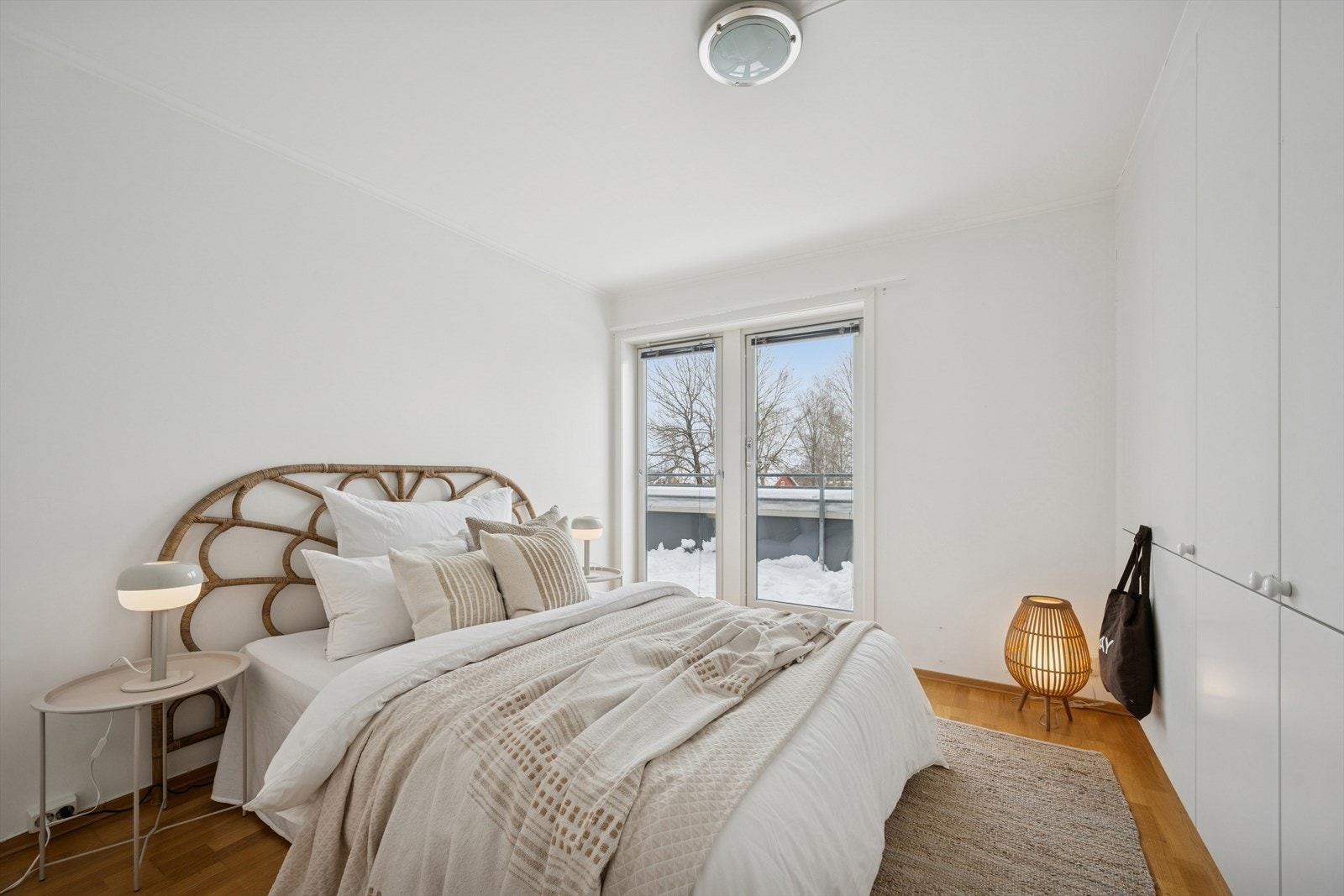 Romslig hovedsoverom med god plass til dobbeltseng og tilhørende møblement. Fra soverommet er det direkte utgang til terrasse, en ekstra kvalitet som gir rommet en luftig og behagelig atmosfære. Galleribilde