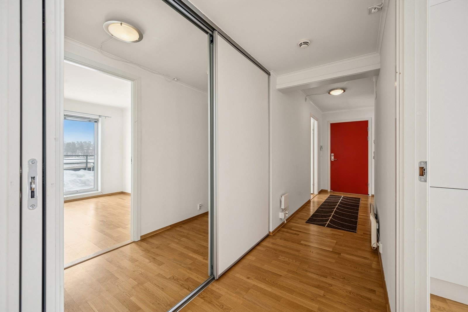 Praktisk og romslig entré med god oppbevaringsplass i skyvedørsgarderobe. Galleribilde