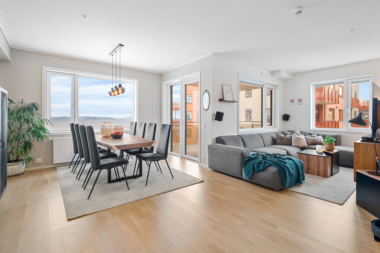 EiendomsMegler 1 v/Kenneth Johansen har gleden av å presentere Solveig Abrahamsens veg 24! Foto: Krokstad & Nervik v/ Jens-Martin Nervik. Galleribilde