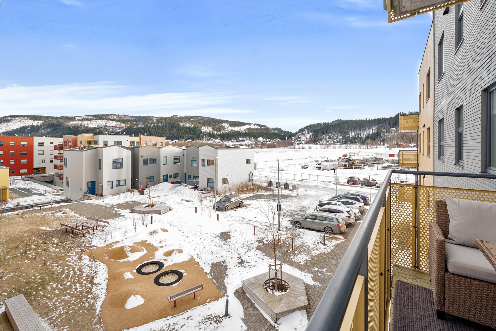 Området er pent opparbeidet med lekeplasser, sittegrupper og diverse beplantning. Galleribilde