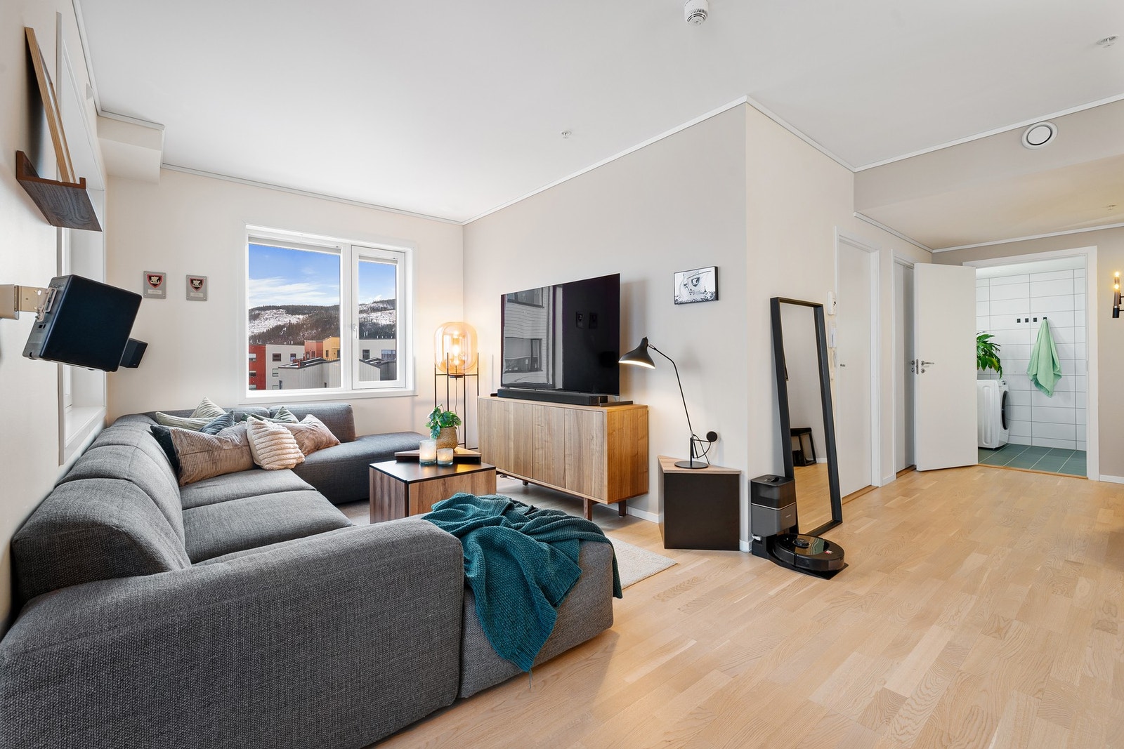 Leiligheten har et moderne uttrykk med store vindusflater. Galleribilde