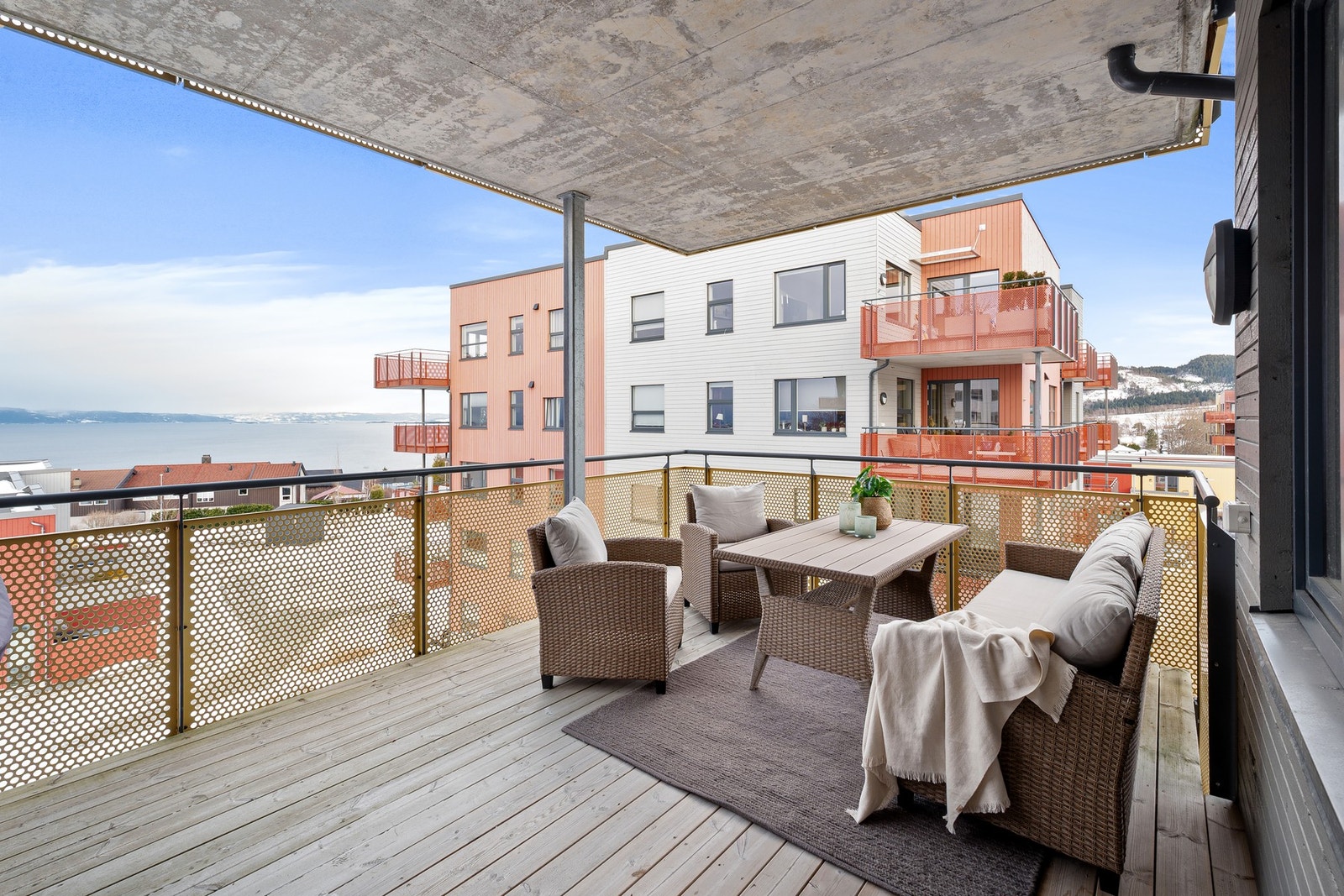 Fra stuen har du direkte utgang til en herlig nord-/østvendt balkong. Galleribilde