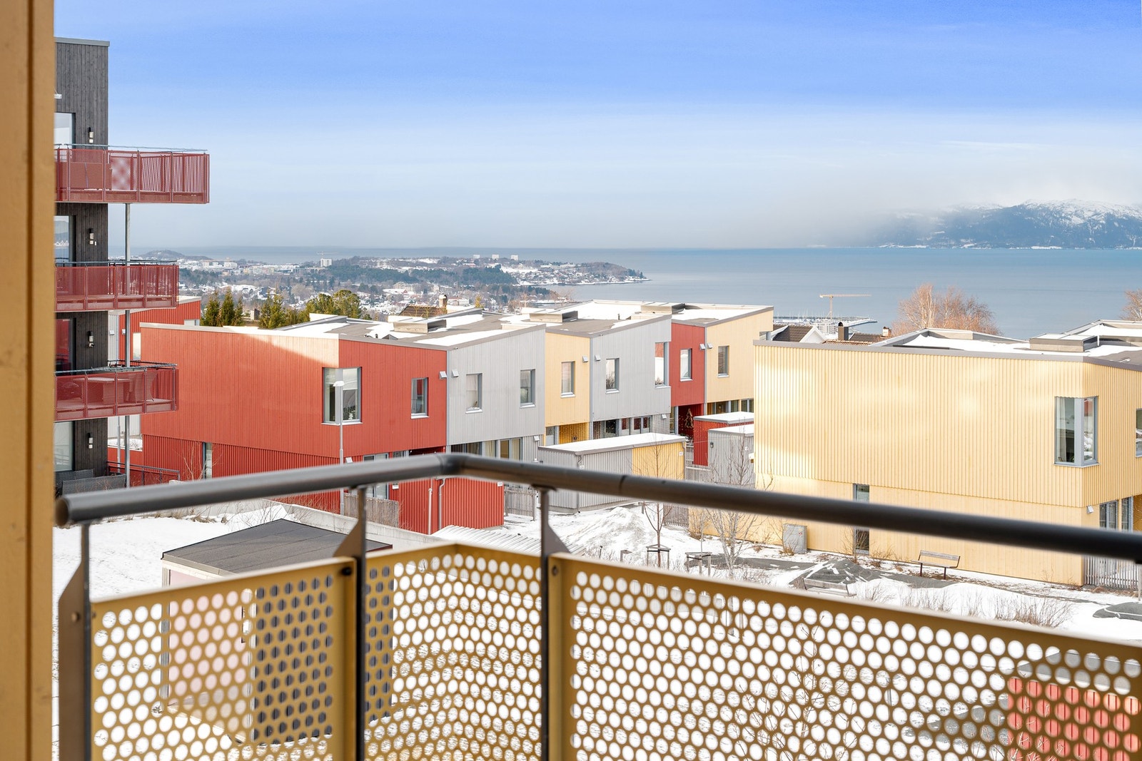 Herfra har man en flott utsikt ned mot Grilstad Marina og Lade. Galleribilde