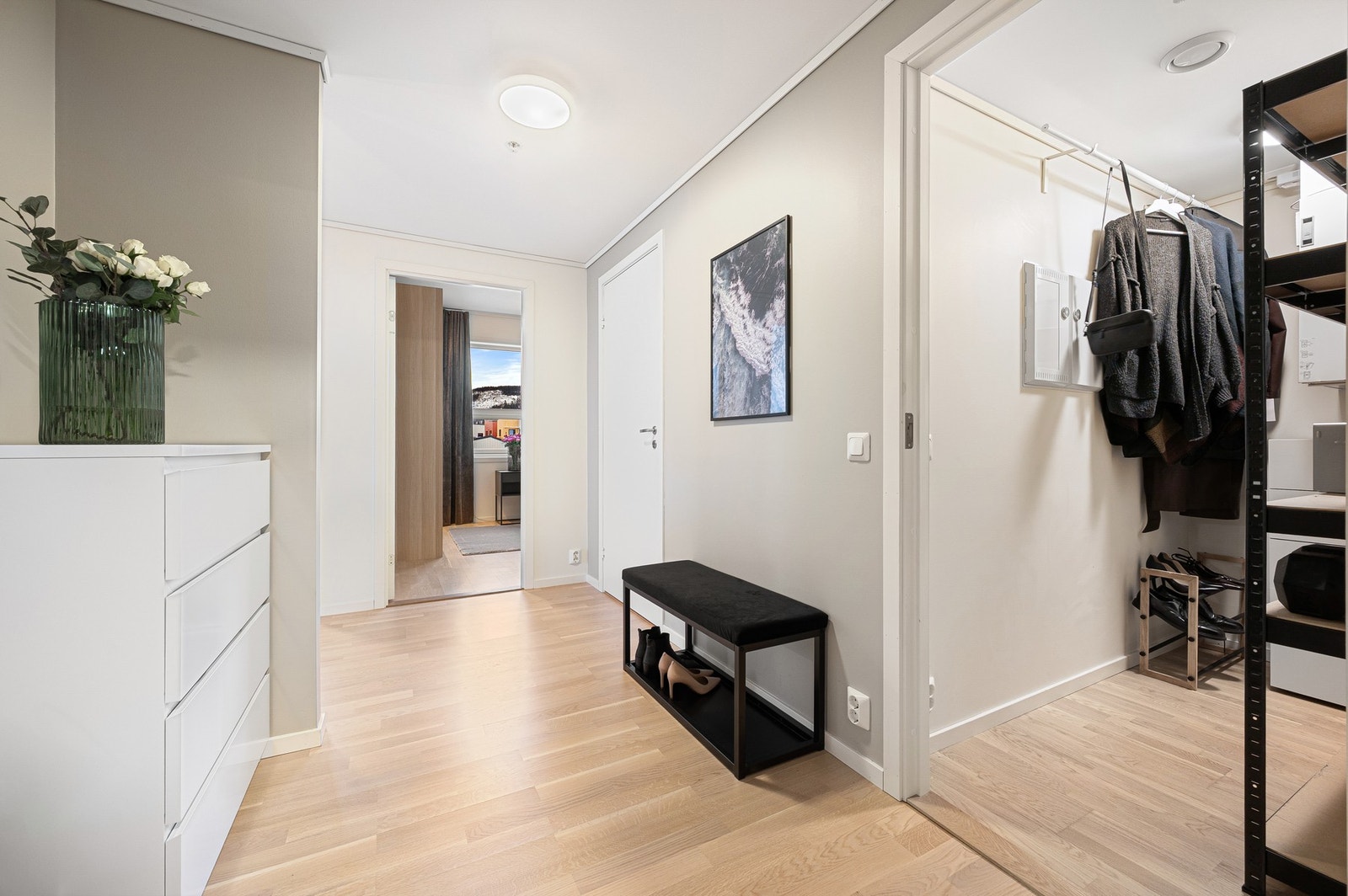 Romslig og innbydende entré med god plass til kommode eller skyvedørsgarderobe. Galleribilde