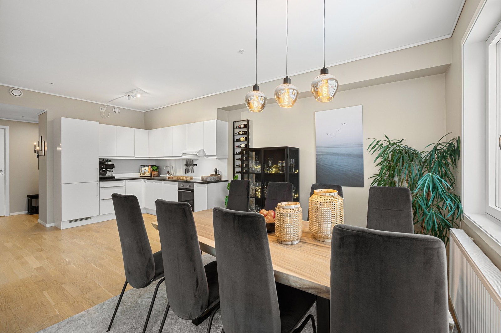 Spiseseksjon finner sin naturlige plassering mellom stue og kjøkken. Galleribilde