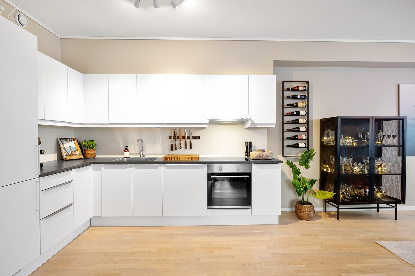 Moderne innredning med mye skap- og benkeplass. Galleribilde