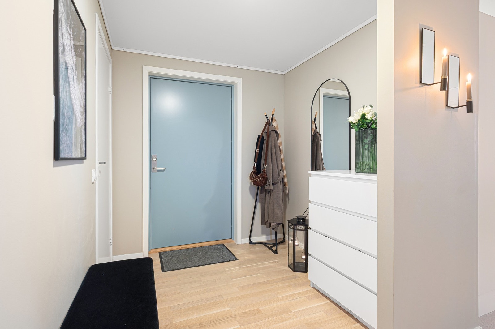 God plass til å henge fra seg klær og utstyr. Galleribilde