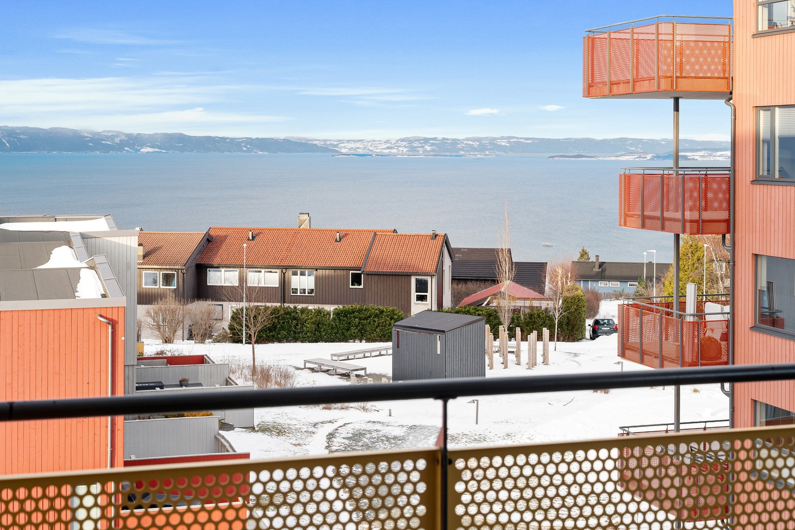 Man kan også nyte den flotte utsikten utover Trondheimsfjorden. Galleribilde