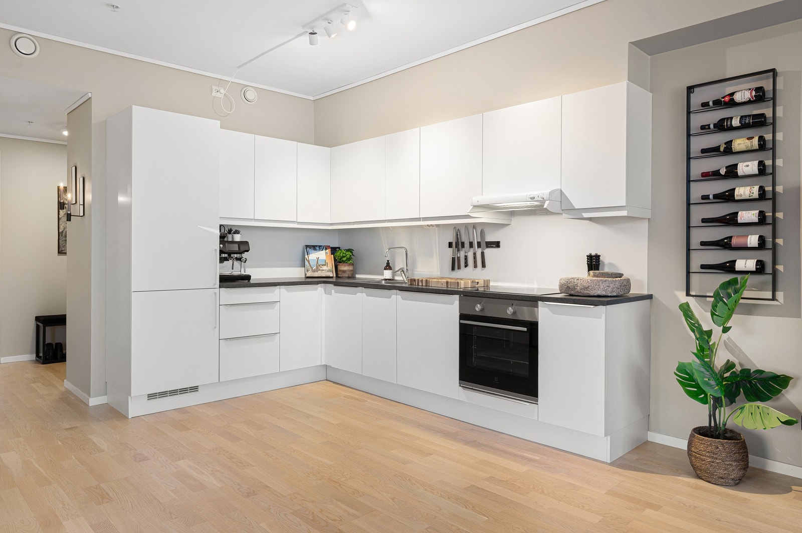 Lyst og moderne kvalitetskjøkken fra Sigdal med integrerte hvitevarer. Galleribilde