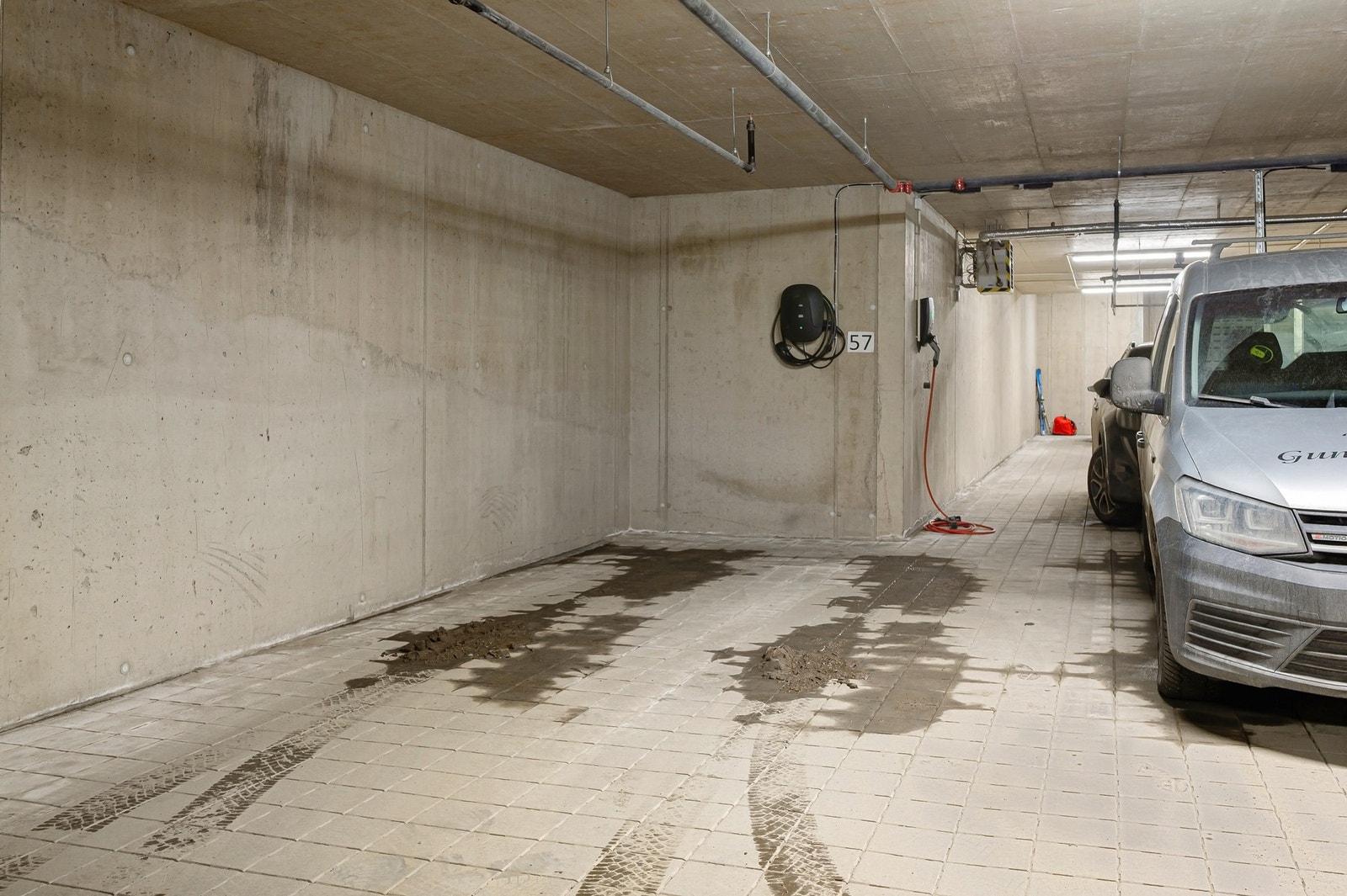 Parkeringsplass m/elbillader i felles P-kjeller medfølger leiligheten. Galleribilde
