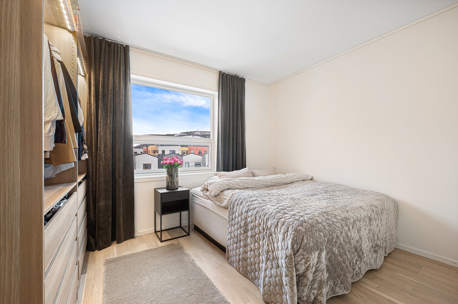 Det romslige soverommet har god plass til dobbeltseng, garderobeløsning og tilhørende møblement. Galleribilde