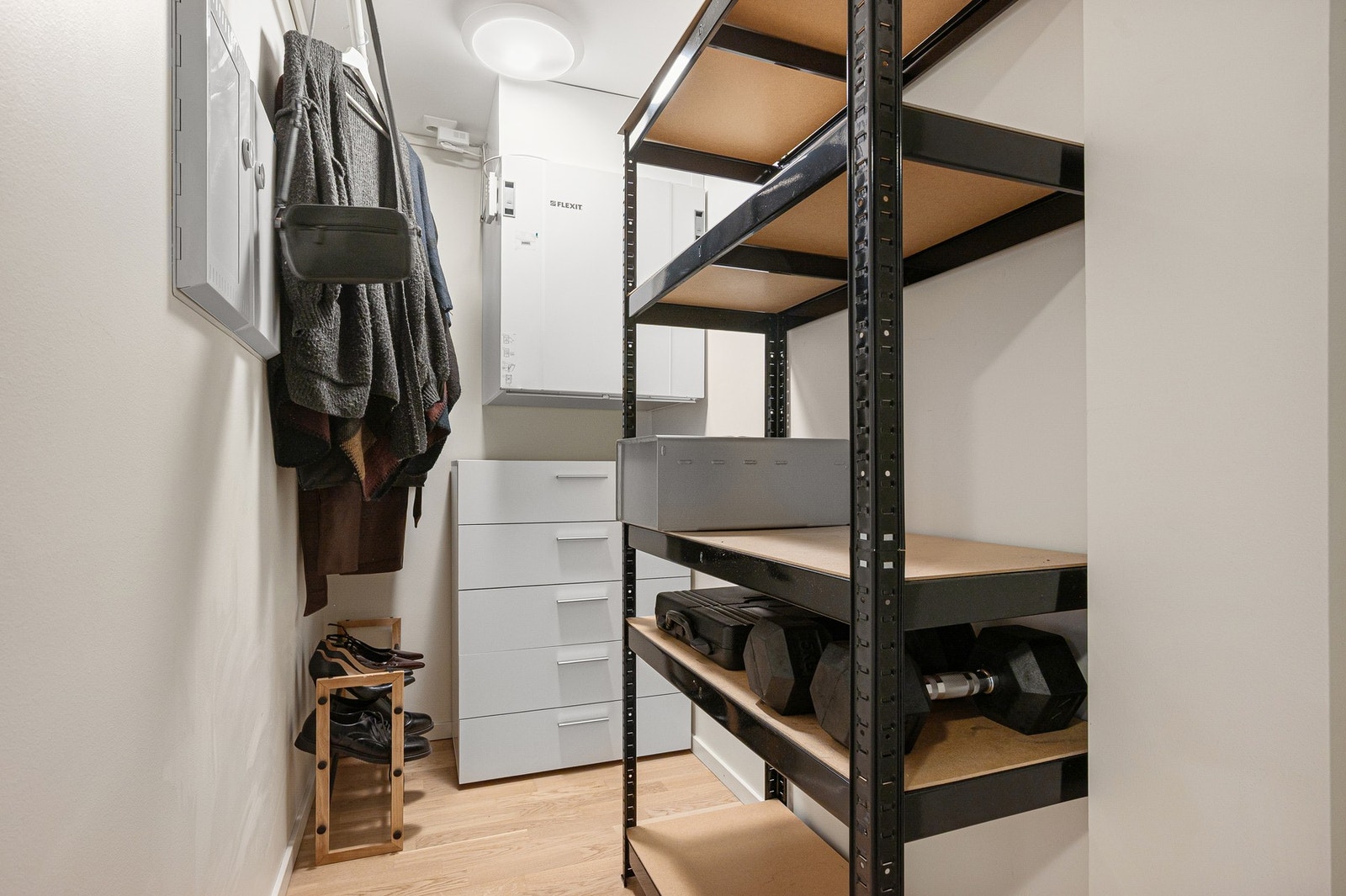 Innvendig bod på 2,5m² som gir ekstra oppbevaringsmuligheter og lagringsplass. Galleribilde