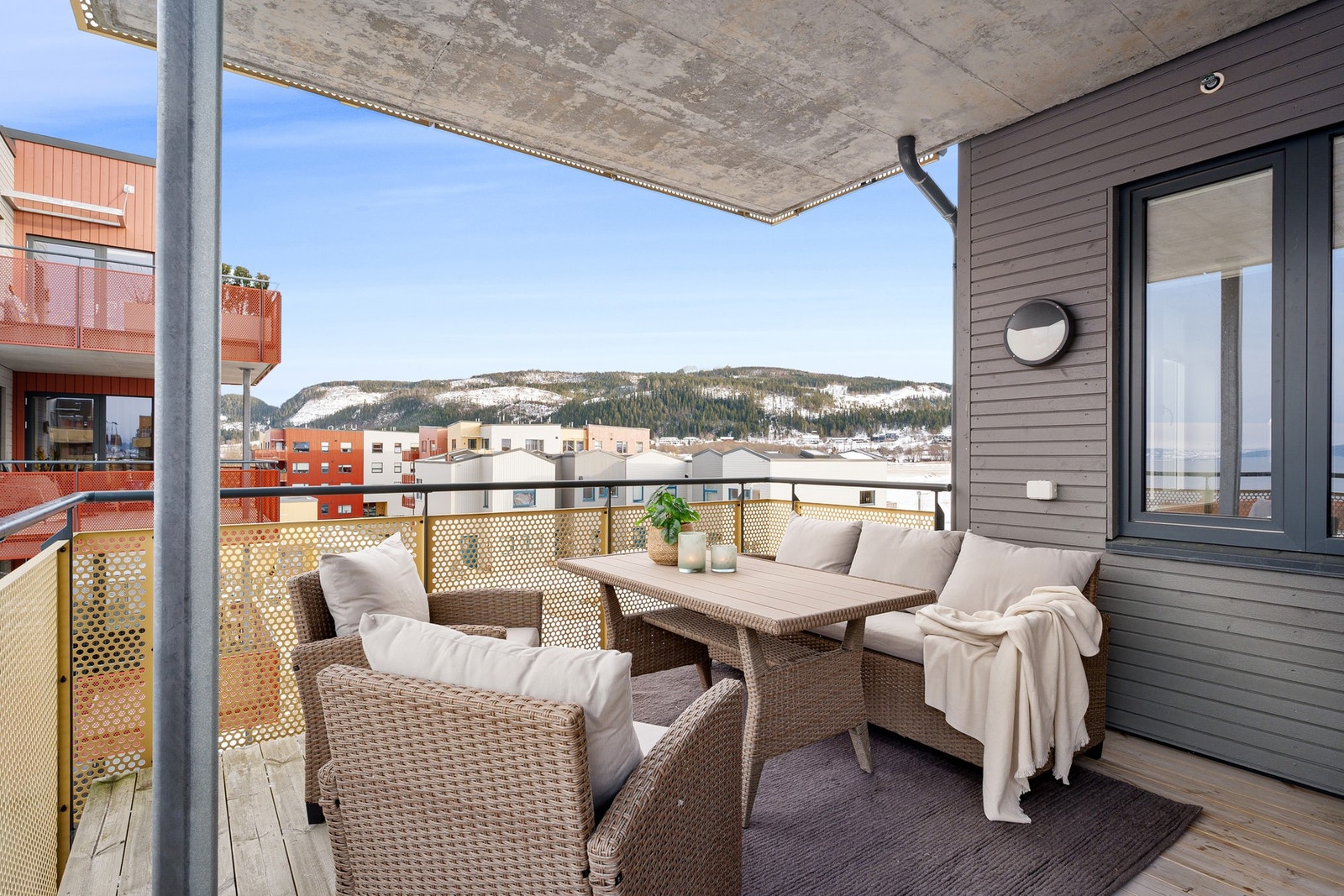 Balkongen er på 15,3m² og har god plass til ønsket utemøblement. Galleribilde