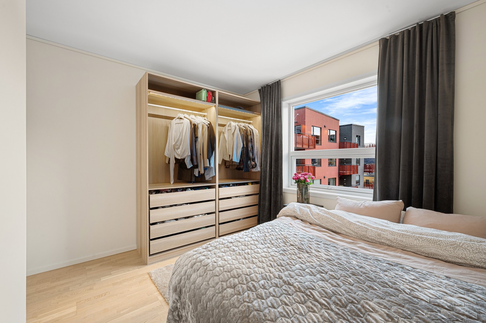 Soverom 1 er på 11,5m² og har god plass til ønsket møblement. Galleribilde