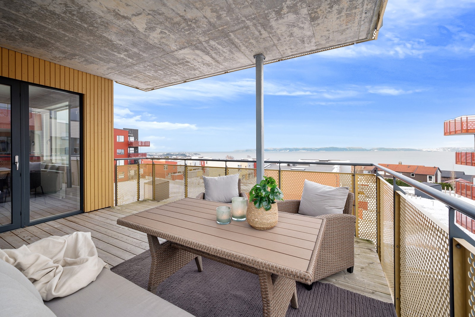 Balkongen har nydelig sjøutsikt og gode solforhold. Galleribilde