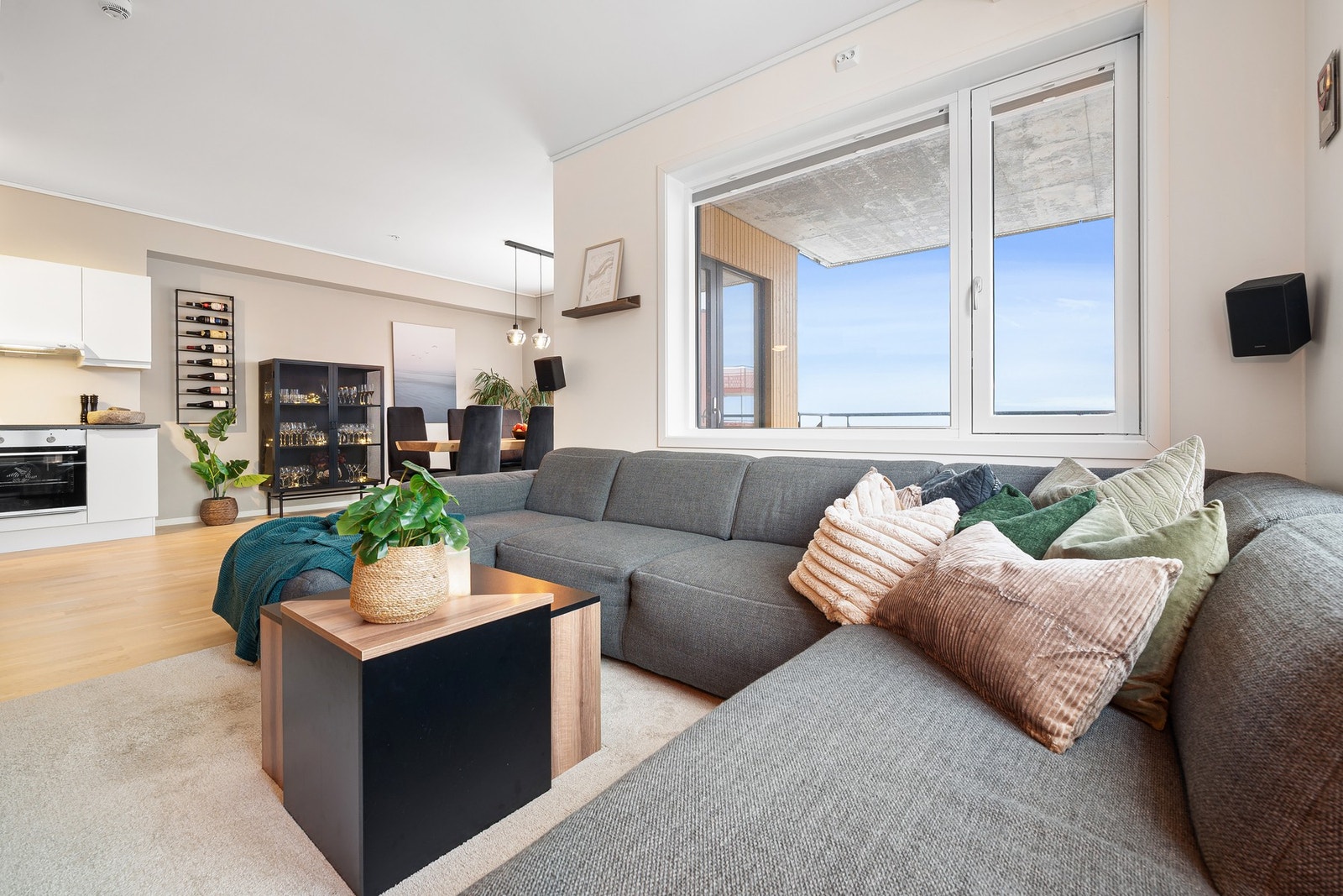 Stor og åpen stue/kjøkkenløsning på 37m² med ypperlige møbleringsmuligheter. Galleribilde