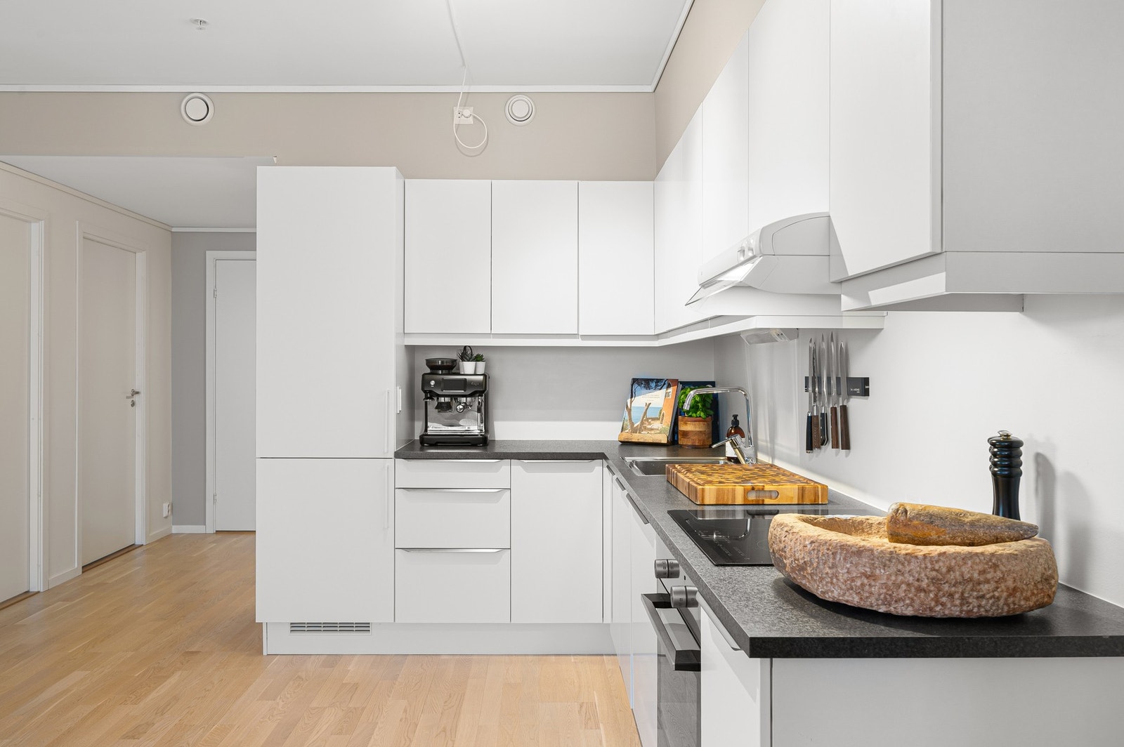 Av utstyr finnes det integrert kjøl-/fryseskap, platetopp, stekeovn, oppvaskmaskin og ventilator. Galleribilde