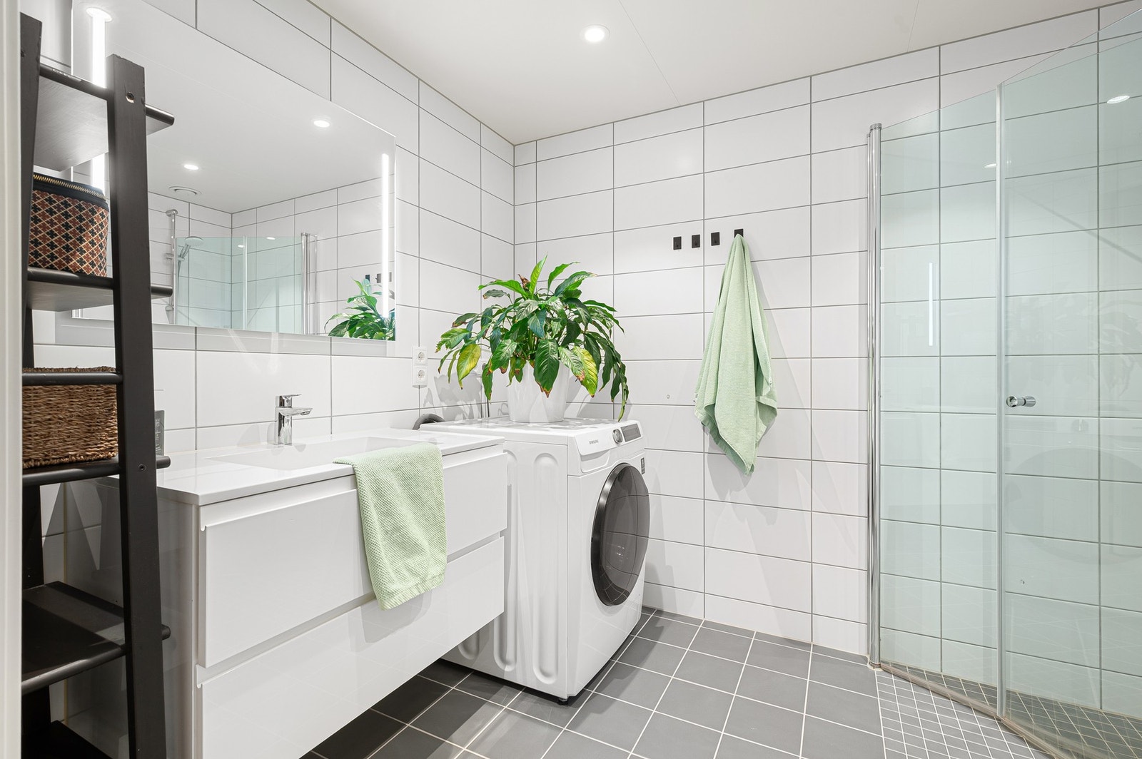 Lyst og pent flislagt bad på 4,8m² med alt man trenger. Galleribilde