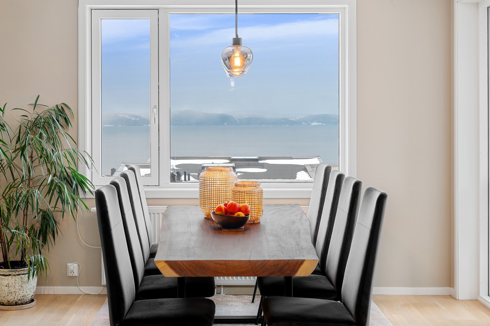 Her kan man nyte et godt måltid med flott utsikt utover Trondheimsfjorden. Galleribilde