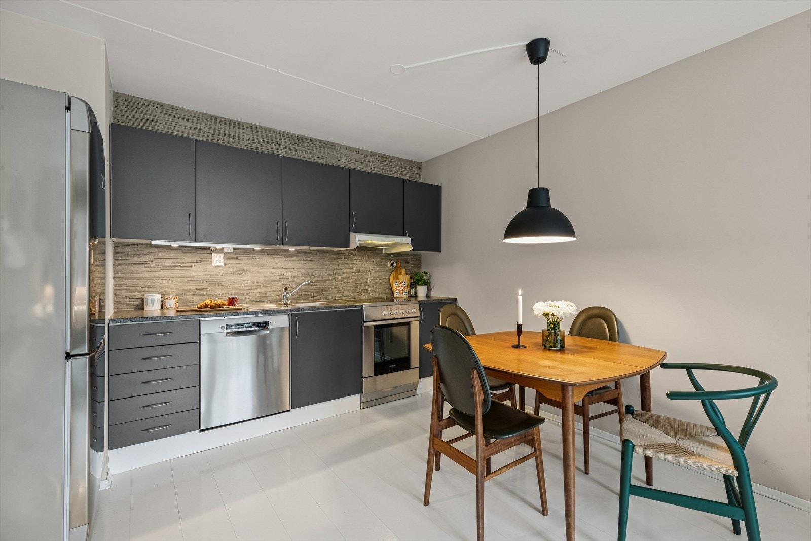 Kjøkkenet har en moderne og åpen løsning, med plass til spisebord Galleribilde