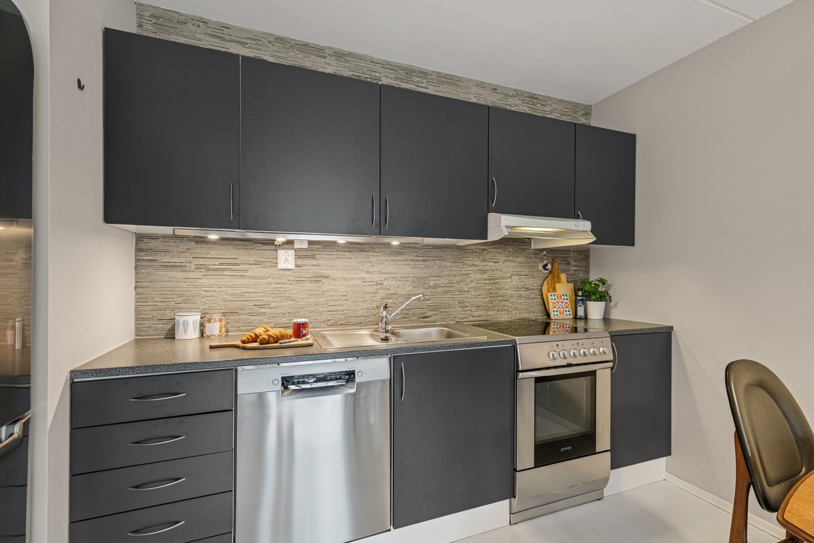 "Concord" kjøkkeninnredning med fabrikklakkerte fronter Galleribilde