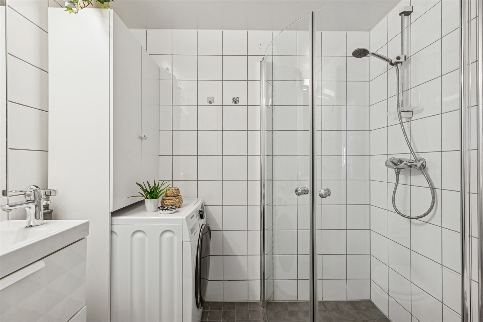 Det er montert opplegg for vaskemaskin og tørketrommel, i tillegg til et vaskerom i borettslaget. Galleribilde