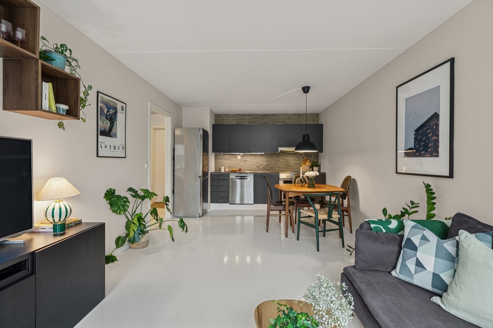 Rommet har en smart og gjennomtenkt planløsning som gjør det enkelt å innrede med ulike soner. Galleribilde