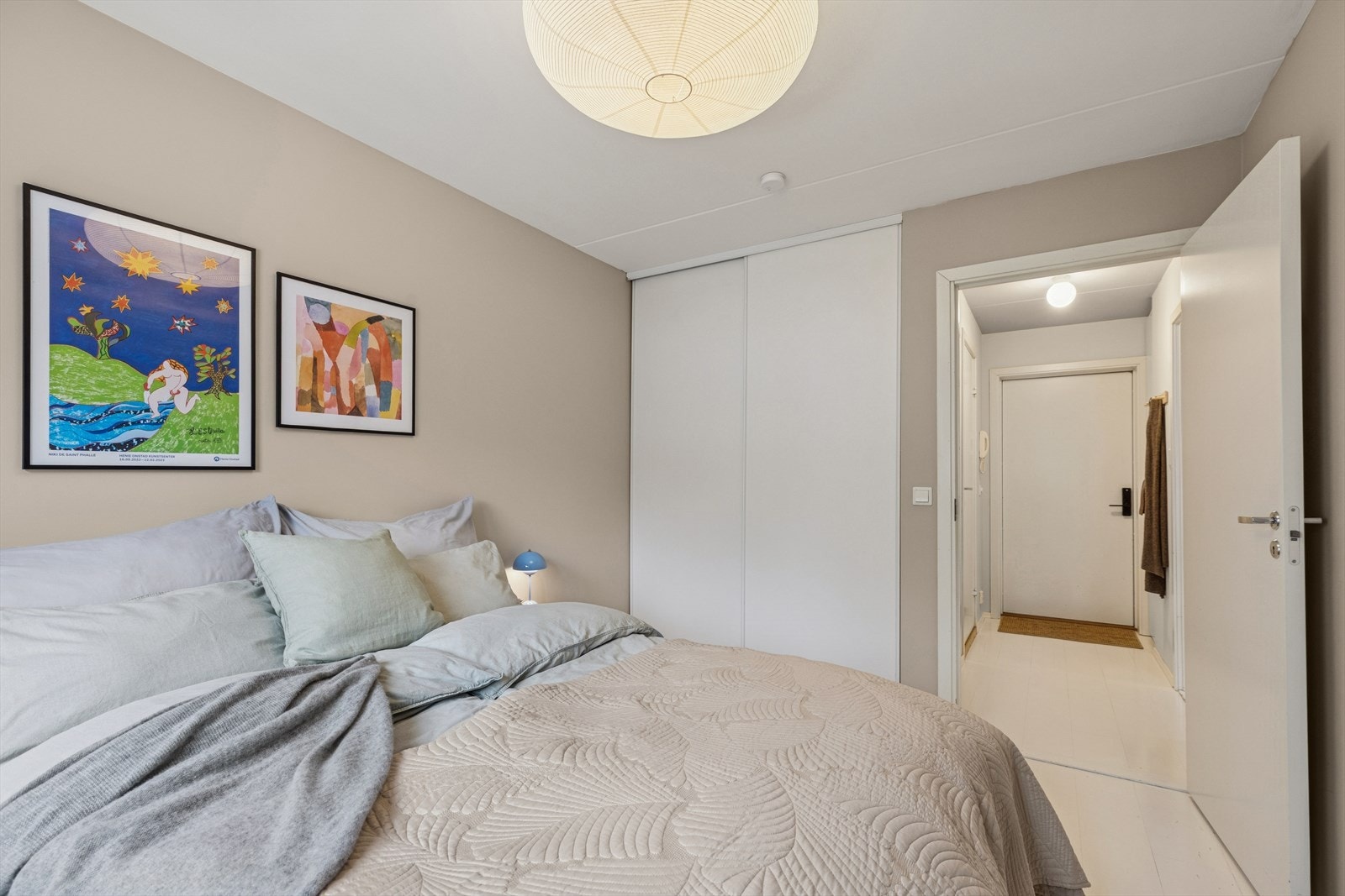 En praktisk garderobeløsning sørger for gode oppbevaringsmuligheter og bidrar til et ryddig og organisert uttrykk. Galleribilde