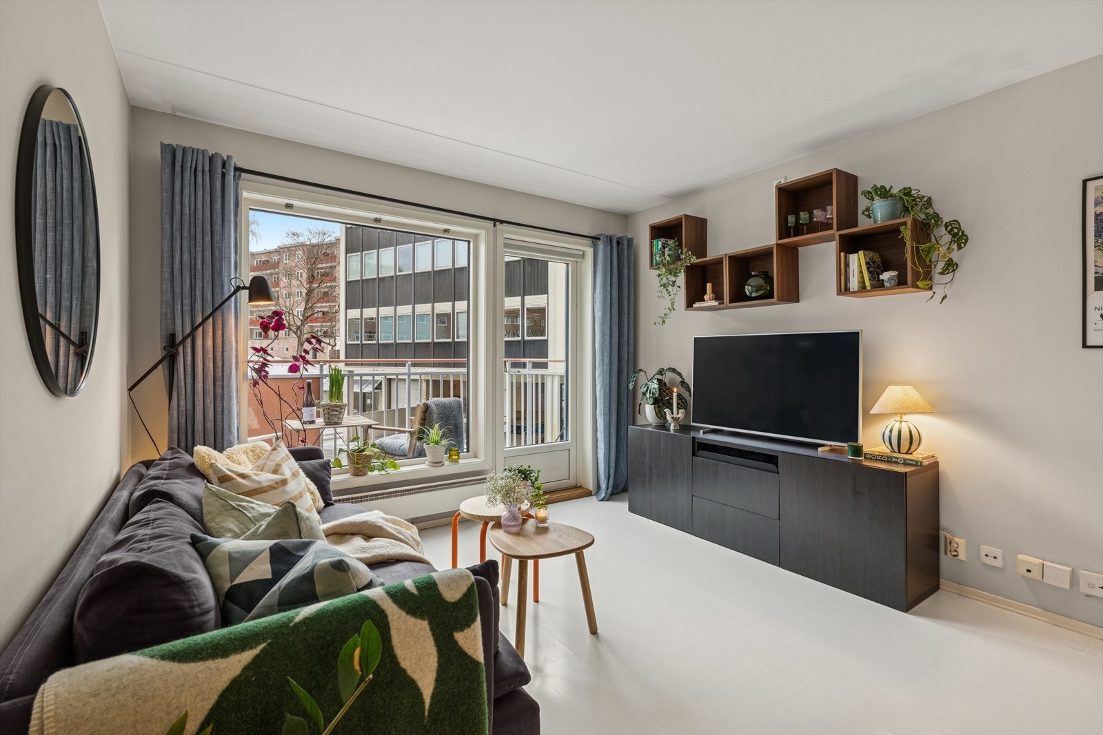 Fra stuen er det utgang til en hyggelig balkong med svært gode solforhold og flott utsikt. Galleribilde