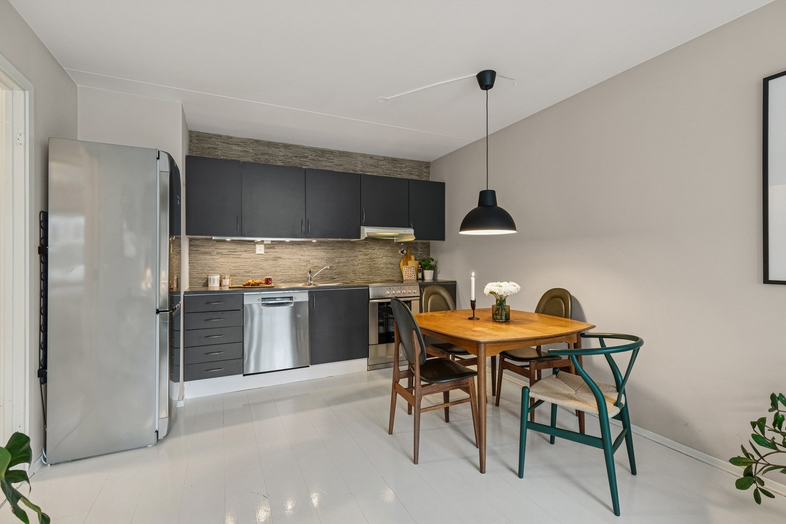 Kjøkkenet er praktisk utformet med godt utnyttet benke- og skapplass. Dette er et funksjonelt og trivelig rom der matentusiaster virkelig kan kose seg. Galleribilde