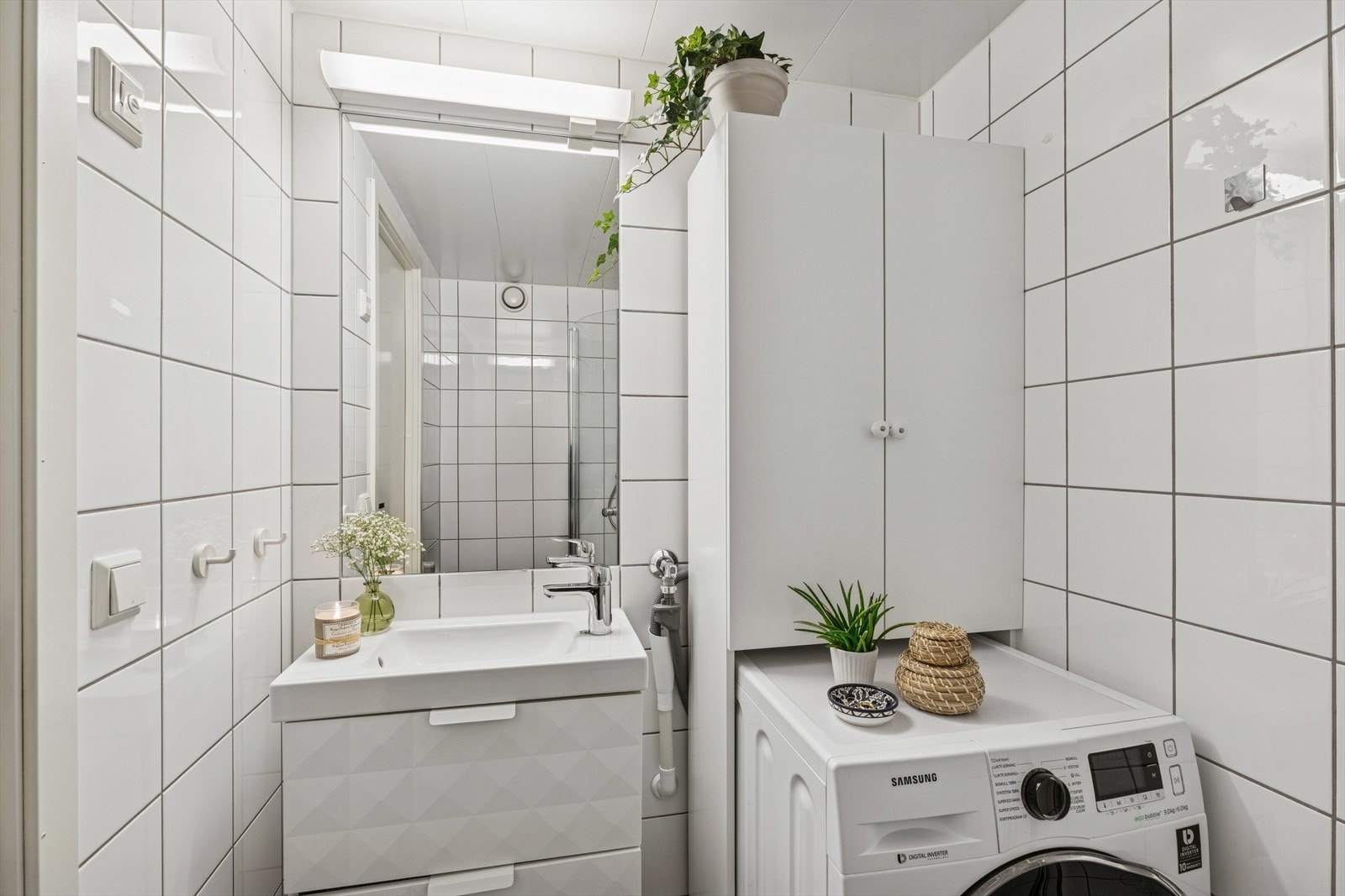 Leiligheten har et moderne bad med flislagte overflater og elektriske varmekabler i gulvet. Galleribilde