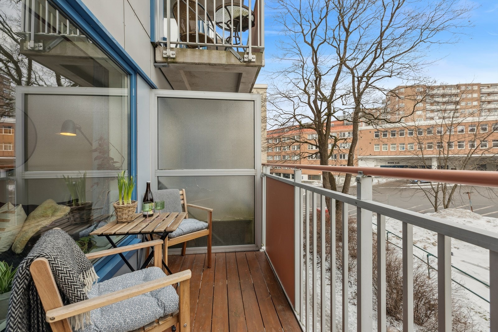 Balkongen oppleves som romslig, og har god plass til både utemøblement og diverse beplantning. Galleribilde
