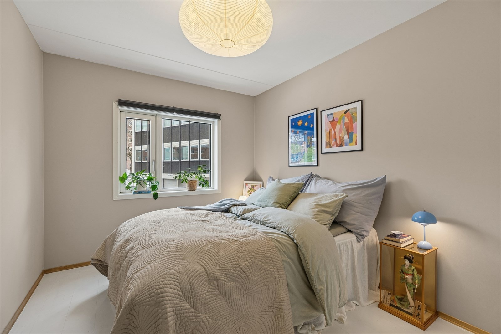 Soverommet er lyst og innbydende, med god plass til både dobbeltseng og øvrig møblement. Den praktiske planløsningen gir rommet en behagelig og rolig atmosfære, perfekt for hvile og avkobling. Galleribilde