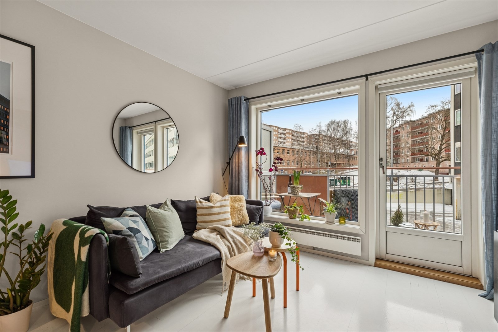 Stuen er romslig og innbydende med store vindusflater som slipper inn godt med naturlig lys og sørger for en god atmosfære i rommet. Galleribilde