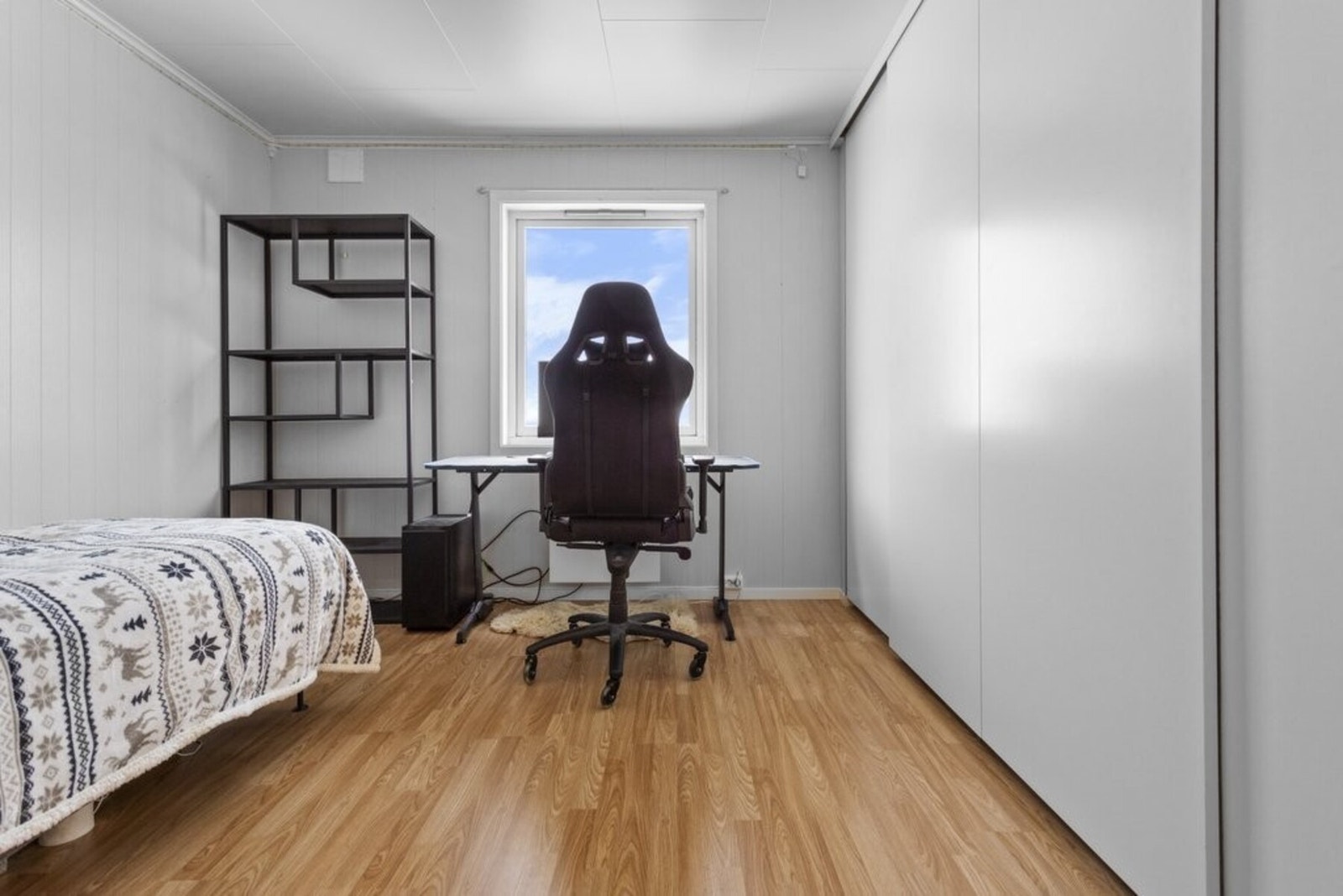 Lyst soverom med stor skyvedørsgarderobe - en smart løsning som gir både orden og er plassbesparende Galleribilde