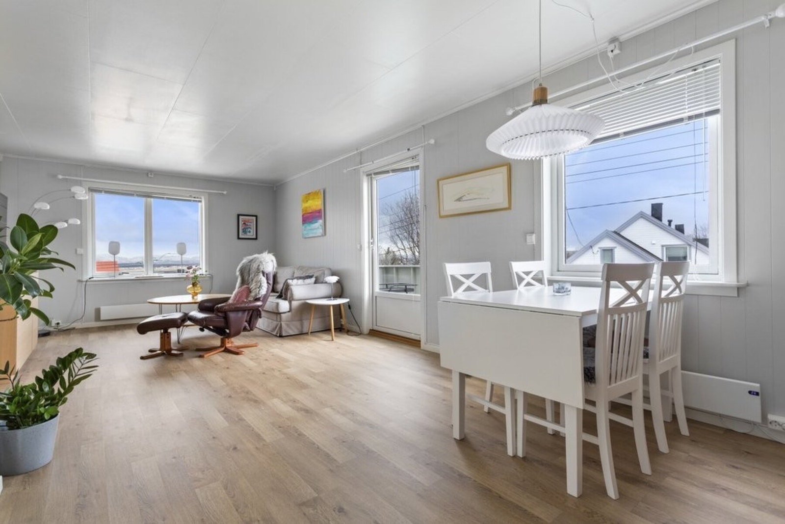 Stuen byr på fleksible møbleringsmuligheter med plass til både spiseområde og sofahjørne. Store vindusflater og terrasseutgang sikrer flott lysinnslipp gjennom hele dagen. Galleribilde