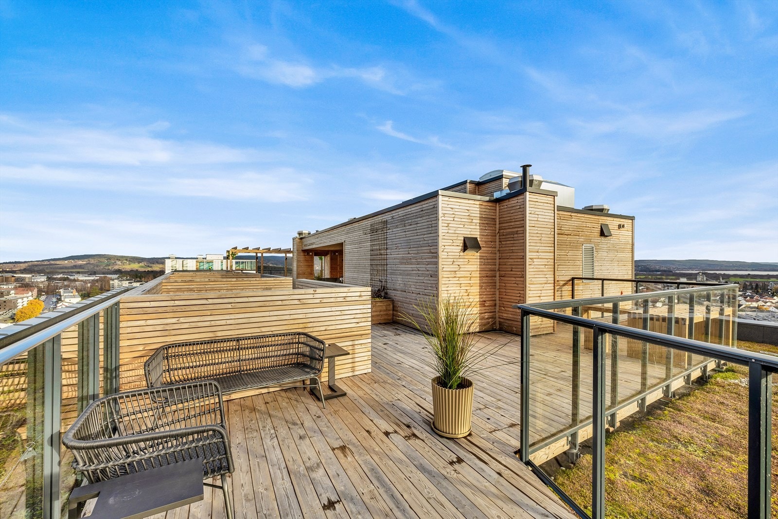 Den felles takterrassen er utformet med flere soner som gir rom for både sosialt samvær og rolige stunder. Galleribilde