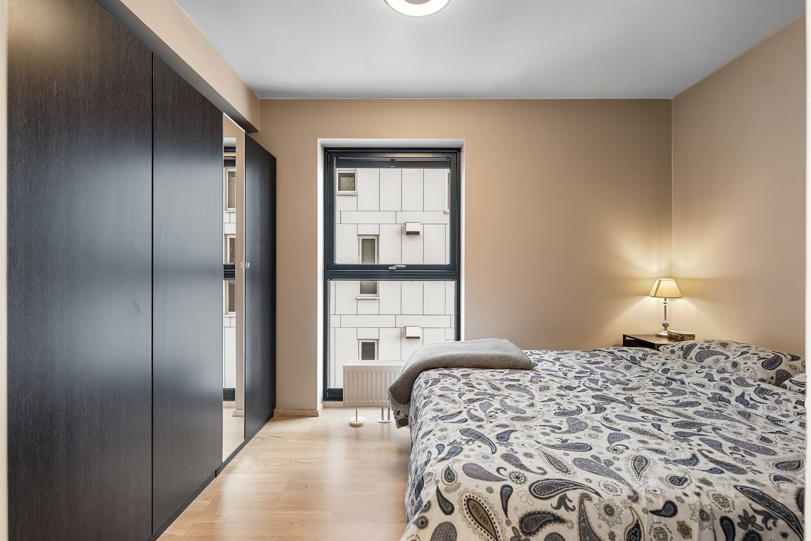 Hovedsoverommet har god plass til dobbeltseng, nattbord og garderobeskap. Galleribilde