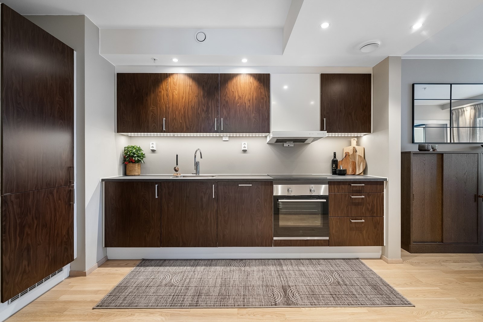 Kjøkkeninnredningen har malte fronter som er foliert av dagens eiere, noe som gir et stilrent og oppdatert uttrykk. Galleribilde