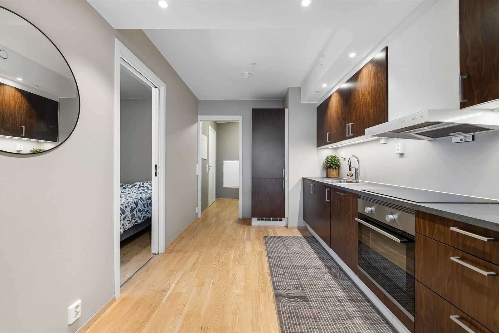 Fra entréen har du direkte tilgang til både bad/vaskerom og den åpne stue- og kjøkkenløsningen. Galleribilde