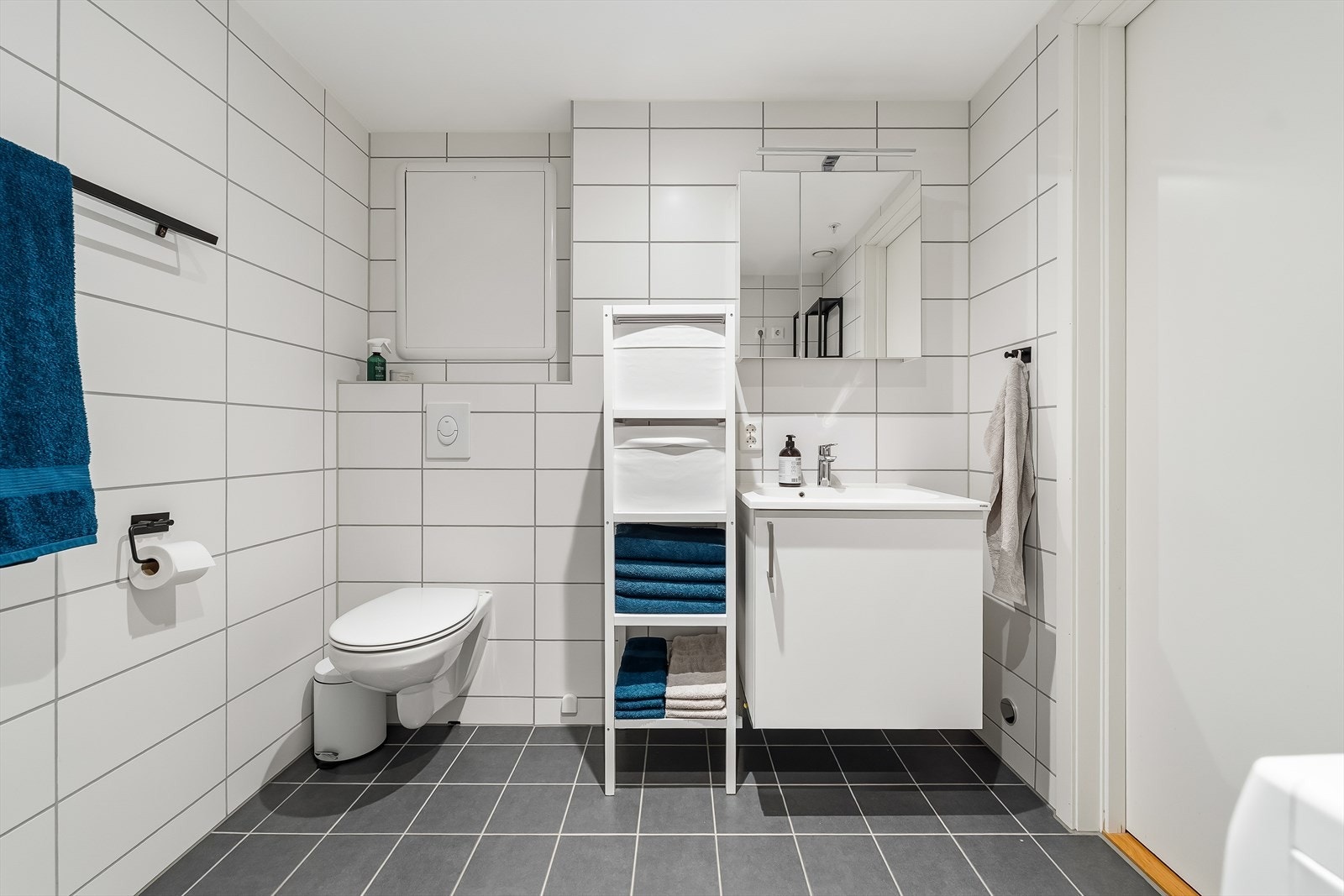 Baderommet er utstyrt med veggmontert toalett, baderomsinnredning med finerte fronter og heldekkende servant, samt speilskap med gode oppbevaringsmuligheter. Det er opplegg for vaskemaskin på badet! Galleribilde