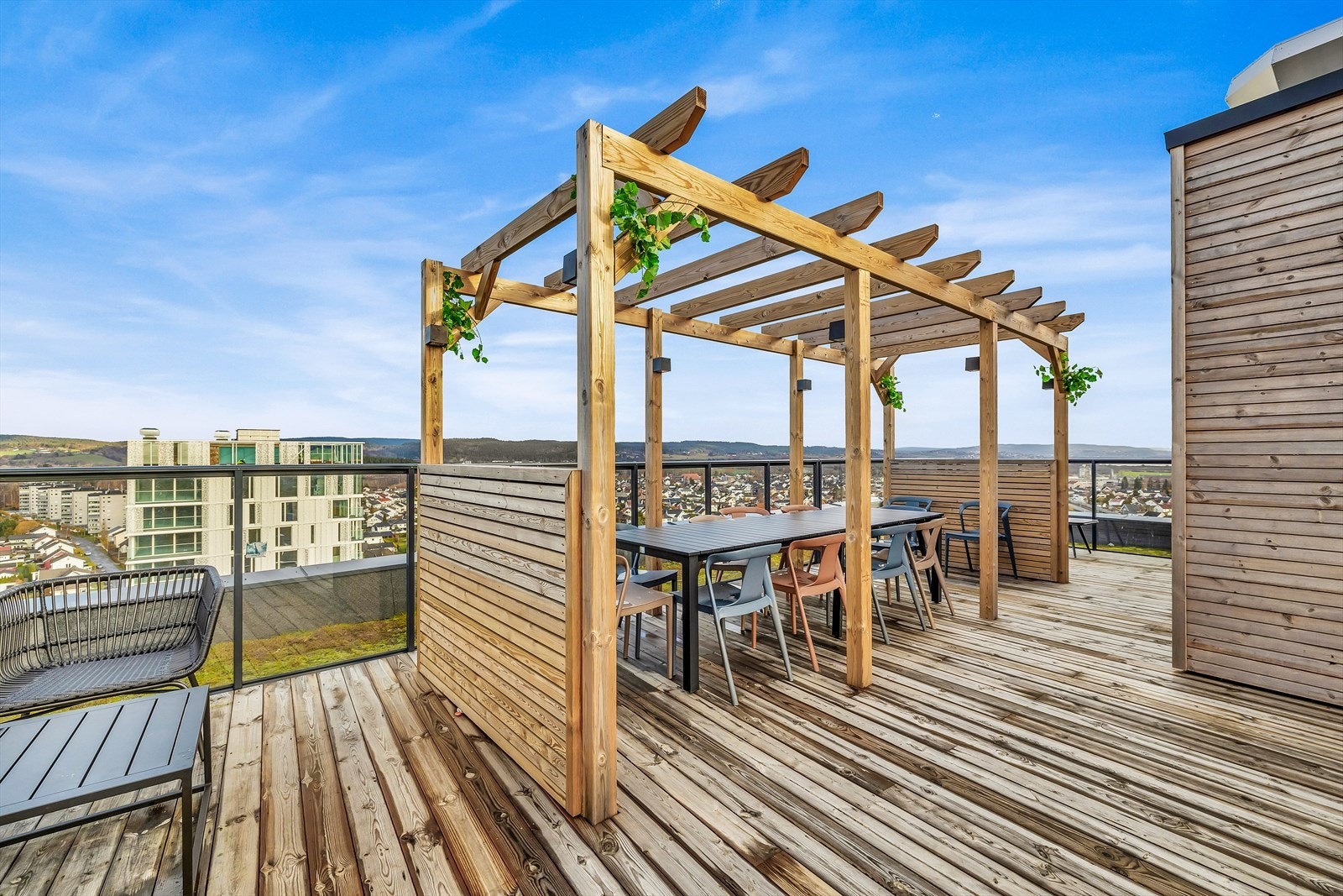 Fra leiligheten har du også tilgang til en felles takterrasse med nydelige solforhold og utsikt. Galleribilde