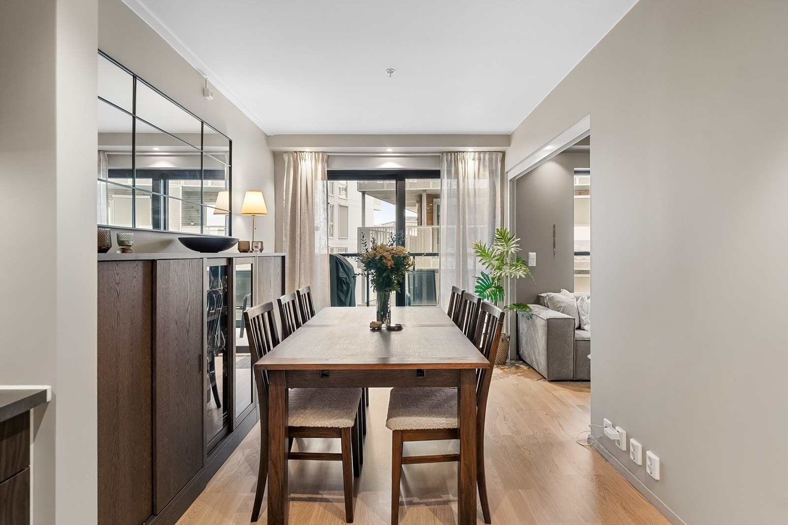 Stuen er lys og trivelig med gode møbleringsmuligheter for både sofagruppe og spiseplass. Dagens eiere har valgt å ha en større spisestue. Galleribilde