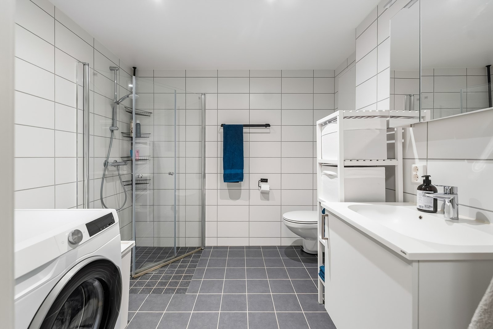 Badet er romslig og moderne, med tidløse materialvalg. Galleribilde