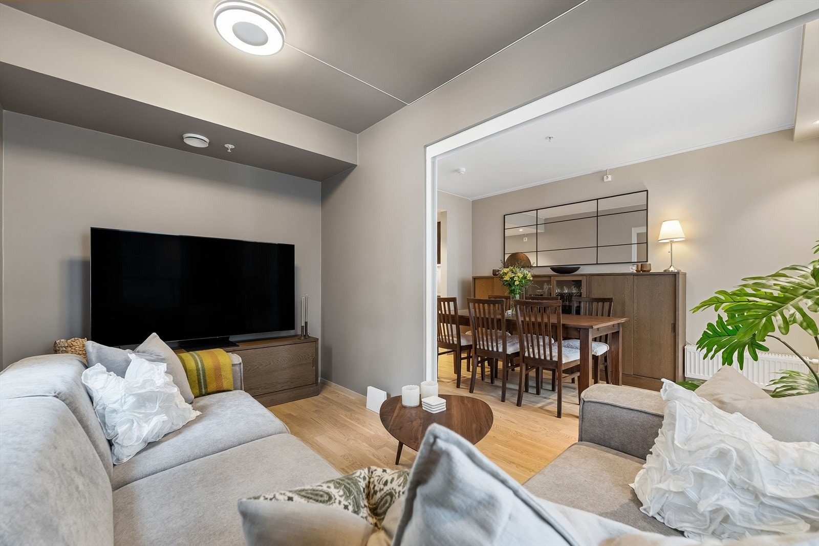 Her kan man også enkelt sette opp en praktisk skyvedørsvegg. Dette gir en sosial løsning med større sammenhengende oppholdsareal når det er ønskelig, samtidig som rommet enkelt kan lukkes og brukes som soverom, kontor eller gjesterom ved behov. Galleribilde