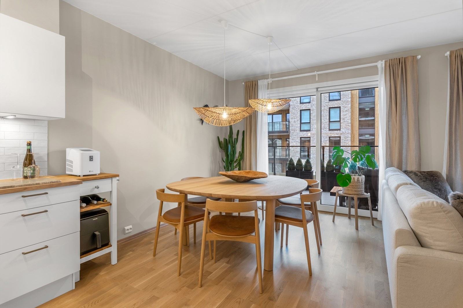 Stue/kjøkken - utgang til sør/vestvendt veranda Galleribilde